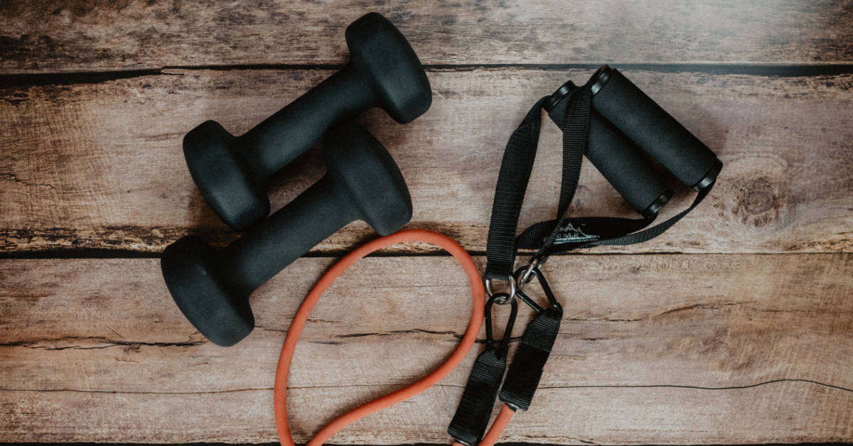 egy pár fekete súlyzó egy trx mellett - app otthoni edzéshez